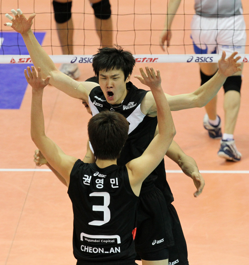 26일 수원실내체육관에서 벌어진 NH 농협 2010-2011 프로배구 V리그 남자부 현대캐피탈과 KEPCO45의 경기에서 현대캐피탈 이선규(뒤)가 블로킹 포인트를 올린 후 동료와 함께 기뻐하고 있다. 현대캐피탈 세트 스코어 3대0 승.