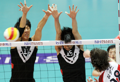 26일 수원실내체육관에서 벌어진 NH 농협 2010-2011 프로배구 V리그 남자부 현대캐피탈과 KEPCO45의 경기에서 KEPCO45 밀로스(앞)의 스파이크를 현대캐피탈 이형두(가운데)가 블로킹하는 가운데 이형두의 머리카락이 네트를 넘어가고 있다. 왼쪽은 윤봉우.