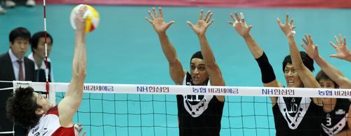 26일 수원실내체육관에서 벌어진 NH 농협 2010-2011 프로배구 V리그 남자부 현대캐피탈과 KEPCO45의 경기에서 KEPCO45 밀로스(앞)의 스파이크를 현대캐피탈 소토(가운데).윤봉우가 블로킹하고 있다. 왼쪽 끝에서는 현대캐피탈 김호철 감독도 볼을 응시하고 있다.