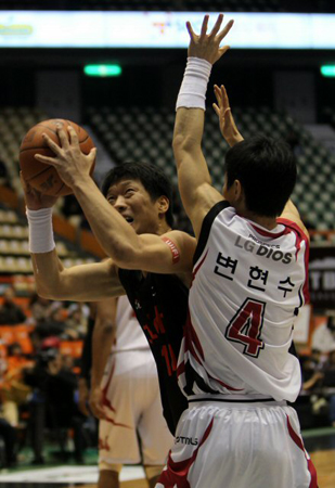 27일 부산 사직실내체육관에서 열린 2010-2011 프로농구 부산 KT-창원 LG 경기, KT 박상오(왼쪽)가 LG 변현수의 수비를 앞에 두고 슛 동작을 하고 있다. KT가 86대83으로 승리했다.