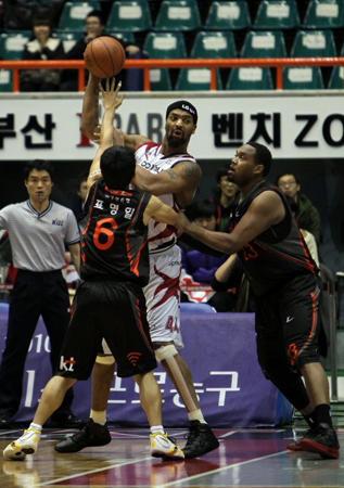 27일 부산 사직실내체육관에서 열린 2010-2011 프로농구 부산 KT-창원 LG 경기, LG 알렉산더(가운데)가 KT 표명일, 존슨 사이에서 패스할 곳을 찾고 있다.