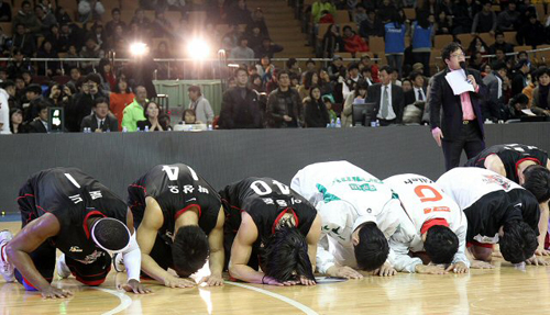 30일 오후 서울 송파구 잠실동 잠실실내체육관에서 열린 2011 현대모비스 프로농구 올스타전 매직팀-드림팀 경기, 농구 올스타 선수들이 관중을 향해 절을 하고 있다.