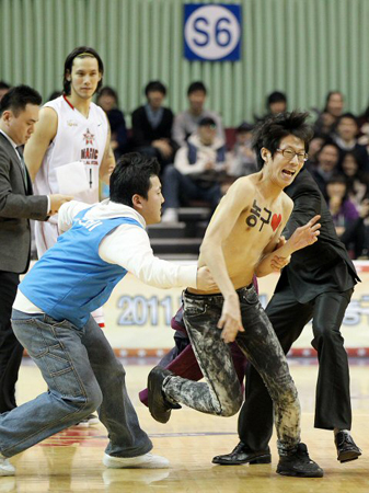 30일 오후 서울 송파구 잠실동 잠실실내체육관에서 열린 2011 현대모비스 프로농구 올스타전 매직팀-드림팀 경기, 상의를 벗은 한 농구팬이 경기장으로 난입하는 상황이 연출되고 있다.