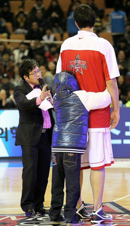 30일 오후 서울 송파구 잠실동 잠실실내체육관에서 열린 2011 현대모비스 프로농구 올스타전에서 한 팬이 하승진을 백허그하고 있다.