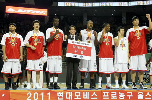 30일 오후 서울 송파구 잠실동 잠실실내체육관에서 열린 2011 현대모비스 프로농구 올스타전 매직팀-드림팀 경기, 승리한 매직팀 올스타가 KBL전육 총재와 함께 기념촬영을 하고 있다.