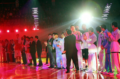 30일 오후 서울 송파구 잠실동 잠실실내체육관에서 열린 2011 현대모비스 프로농구 올스타전 매직팀과 드림팀의 경기에서 선수들이 드림팀 강동희 감독과 인사를 하고 있다.