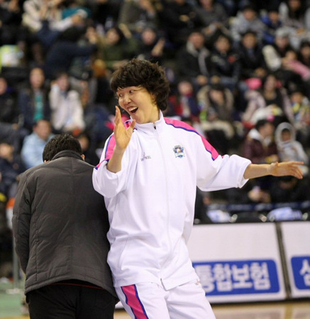 30일 용인실내체육관에서 열린 여자 프로농구 삼성생명 2010-2011 올스타 경기에 앞서 신한은행 하은주 선수가 팬과 함께 멋진 춤 솜씨를 선보이고 있다.