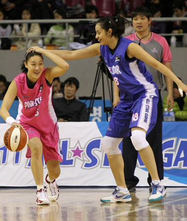 30일 용인실내체육관에서 열린 여자 프로농구 삼성생명 2010-2011 올스타 경기 핑크스타와 블루스타의 경기에서 블루스타 정선화(왼쪽)가 핑크스타 김정은의 머리를 내리누르는 반칙을 하며 함께 웃고 있다.