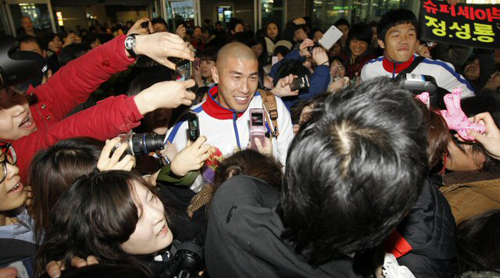 2011 아시아축구연맹(AFC) 아시안컵 3위에 오른 대한민국 축구 대표팀 차두리가 30일 인천국제공항을 통해 귀국, 수백명의 환영 인파에 둘러싸여 있다.