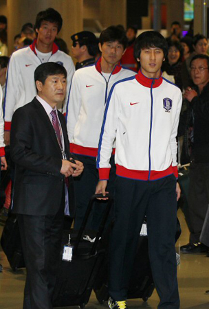 30일 인천국제공항을 통해 2011 아시아축구연맹(AFC) 아시안컵을 3위로 마감한 대한민축구 축구 대표팀 지동원 등 선수들이 귀국하고 있다.