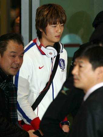 30일 인천국제공항을 통해 2011 아시아축구연맹(AFC) 아시안컵을 3위로 마감한 대한민축구 축구 대표팀 기성용이 귀국하고 있다.