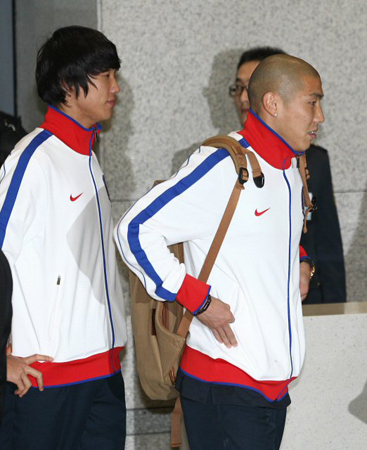 30일 인천국제공항을 통해 2011 아시아축구연맹(AFC) 아시안컵을 3위로 마감한 대한민축구 축구 대표팀 차두리(오른쪽) 등 선수들이 귀국하고 있다.