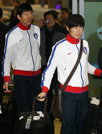 30일 인천국제공항을 통해 2011 아시아축구연맹(AFC) 아시안컵을 3위로 마감한 대한민축구 축구 대표팀 주장 박지성(오른쪽)이 귀국하고 있다.