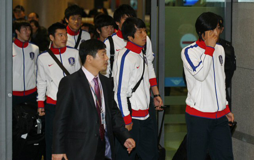 30일 인천국제공항을 통해 2011 아시아축구연맹(AFC) 아시안컵을 3위로 마감한 대한민축구 축구 대표팀 곽태휘(오른쪽), 염기훈 등 선수들이 입국하고 있다.