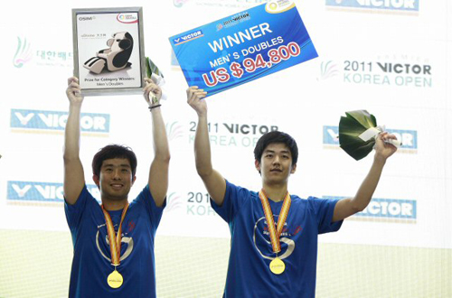 30일 송파구 오륜동 올림픽공원 제1체육관에서 열린 2011 빅터코리아오픈 배드민턴 슈퍼시리즈 프리미어 남자복식에서 우승을 차지한 대한민국 정재성(왼쪽), 이용대가 시상대에 올라 기뻐하고 있다.
