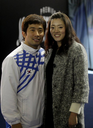 30일 송파구 오륜동 올림픽공원 제1체육관에서 열린 2011 빅터코리아오픈 배드민턴 슈퍼시리즈 프리미어 남자복식 결승전에서 이용대와 함께 우승을 차지한 대한민국 정재성(왼쪽)이 5월 1일 결혼을 앞둔 최아람 씨와 우승을 자축하며 기념 촬영을 하고 있다.