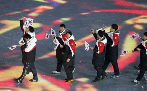 30일 카자흐스탄 아스타나 실내축구경기장에서 열린 2011 아스타나-알마티 동계아시안게임 개막식, 대한민국 선수단이 태극기를 휘날리며 입장하고 있다.