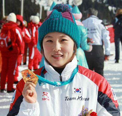 1일 알마티 침불락 알파인 스포츠리조트에서 펼쳐진 “제7회 아스타나-알마티 동계아시안게임 알파인 스키 여자 슈퍼대회전에서 전날 활강에 이어 금메달을 차지한 김선주 선수가 환하게 웃고 있다.