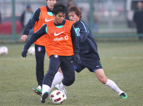 터키 국가대표팀과의 평가전을 앞두고 터키에 입성한 축구 국가대표팀 최성국이 7일 새벽(한국시간) 터키 이스탄불  벨레디예시 경기장에서 훈련하고 있다.