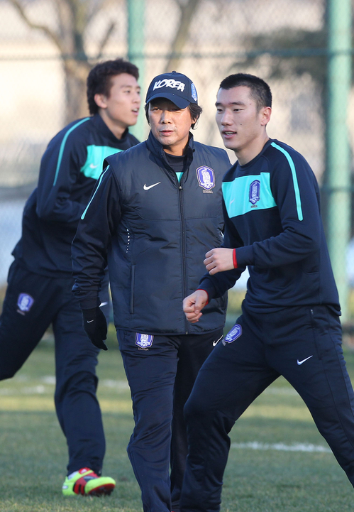 터키 국가대표팀과의 평가전을 앞두고 터키에 입성한 축구 국가대표팀 조광래감독이 7일 새벽(한국시간) 터키 이스탄불  벨레디예시 경기장에서  선수들을 지도하고 있다.