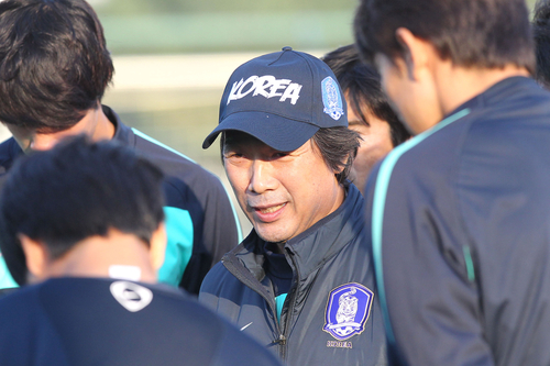 터키 국가대표팀과의 평가전을 앞두고 터키에 입성한 축구 국가대표팀 조광래감독이 7일 새벽(한국시간) 터키 이스탄불  벨레디예시 경기장에서  선수들을 지도하고 있다.