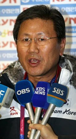 2011 아스타나-알마티 동계아시안게임 김종욱 단장이 7일 인천공항에서 입국 후 기자회견을 하고 있다. 한국은 이번 대회에서 금메달 13개로 종합 3위를 기록했다.