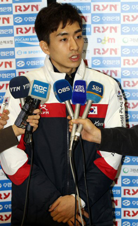 2011 아스타나-알마티 동계아시안게임 스피드스케이팅 3관왕 이승훈이 7일 인천공항에서 입국 후 인터뷰를 하고 있다. 한국은 이번 대회에서 금메달 13개로 종합 3위를 기록했다.