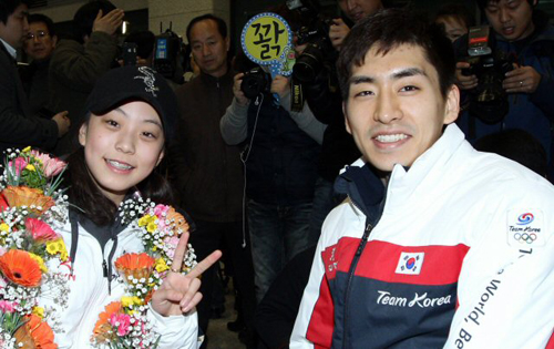 2011 아스타나-알마티 동계아시안게임 스피드스케이팅 3관왕 이승훈과 피겨스케이팅 동메달 곽민정이 7일 인천공항에서 입국 후 밝은 표정을 보이고 있다. 한국은 이번 대회에서 금메달 13개로 종합 3위를 기록했다.