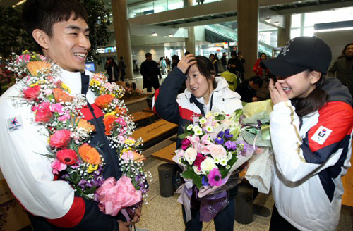 2011 아스타나-알마티 동계아시안게임 스피드스케이팅 3관왕 이승훈과 피겨스케이팅 동메달 곽민정이 7일 인천공항에서 입국 후 밝은 표정을 보이고 있다. 왼쪽부터 스피드스케이팅 3관왕 이승훈, 크로스컨트리 사상 첫 금메달리스트 이채원, 피겨스케이팅 동메달 곽민정. 한국은 이번 대회에서 금메달 13개로 종합 3위를 기록했다.