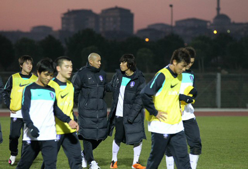 한국 축구 국가대표팀 주장이 된 박주영이 8일 새벽(한국시간) 터키 이스탄불 아타튀르크 올림픽 스타디움에서 훈련을 마친 뒤 차두리와 대화하고 있다.