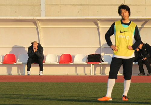 8일 새벽(한국시간) 터키 이스탄불 아타튀르크 올림픽 스타디움 보조 경기장에서 한국 축구 국가대표팀 주장이 된 박주영이 몸을 푸는 장면을 벤치의 차두리가 지켜보고 있다.