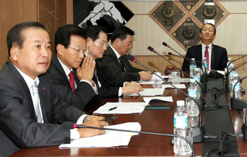 유영구(오른쪽) 한국야구위원회 총재가 8일 오전 서울 강남구 도곡동 야구회관 회의실에서 신생팀 창단 안건을 논의하기 위해 열린 2차 이사회에서 잠시 생각에 잠겨 있다. 사진 왼쪽은 신생팀 창단에 반대의사를 표명했던 롯데 장병수 사장.