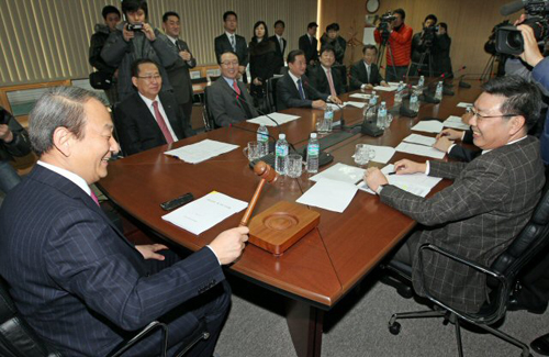 유영구(왼쪽) 한국야구위원회 총재가 8일 오전 서울 강남구 도곡동 야구회관 회의실에서 신생팀 창단 안건을 논의하기 위해 열린 2차 이사회를 주재하고 있다.
