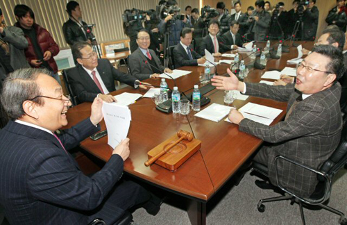 유영구(왼쪽) 한국야구위원회 총재가 8일 오전 서울 강남구 도곡동 야구회관 회의실에서 신생팀 창단 안건을 논의하기 위해 열린 2차 이사회를 주재하고 있다.
