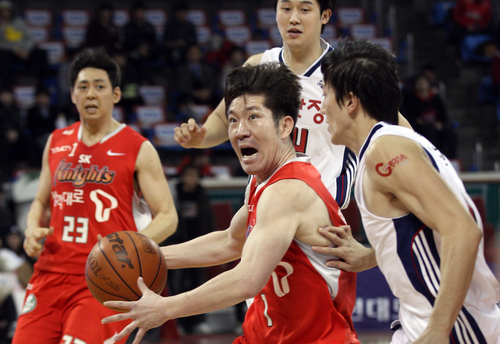 프로농구 서울 SK 황성인이 안양 한국인삼공사 박찬희의 수비를 피해 공격하고 있다. 8일 서울 잠실학생체육관.