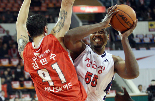 프로농구 서울 SK 김민수가 안양 한국인삼공사 사이먼을 수비하고 ㅣ있다. 8일 서울 잠실학생체육관.
