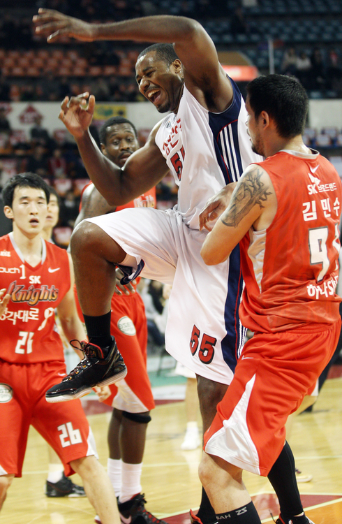 프로농구 서울 SK 김민수가 안양 한국인삼공사 사이먼의 공을 걷어내고 있다. 8일 서울 잠실학생체육관.