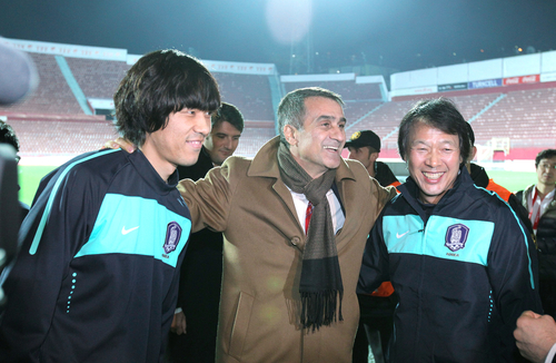 한국 축구 국가대표팀 조광래 감독과 박주영이 트라브존스포르 귀네슈 감독과 9일 새벽(한국시간) 트라브존스포르 경기장에서 만나 반갑게 인사하고 있다.