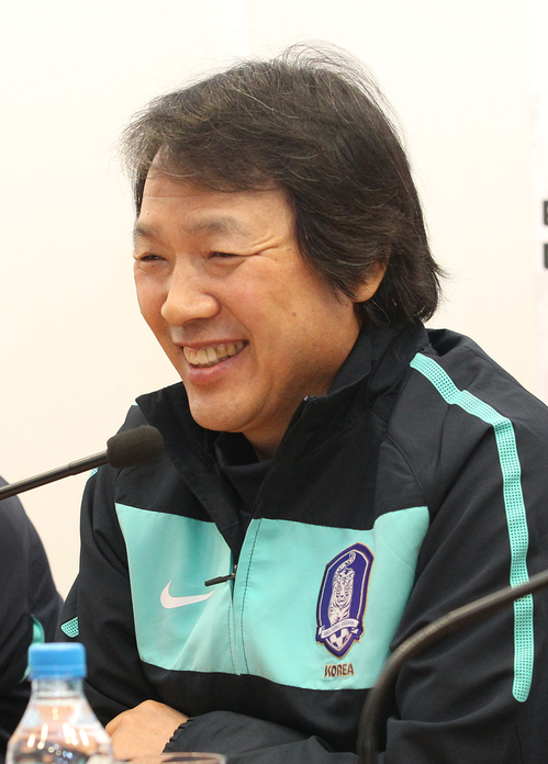 한국 축구 국가대표팀 조광래 감독이  9일 새벽(한국시간) 트라브존스포르 경기장에서 내외신 기자들과 인터뷰를 하고 있다.