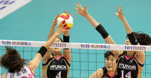 9일 수원실내체육관에서 벌어진 NH 농협 2010-2011 프로배구 V리그 여자부 흥국생명과 현대건설의 경기에서 현대건설 황연주(가운데).양효진(오른쪽)이 흥국생명 한송이의 스파이크를 블로킹하고 있다.
