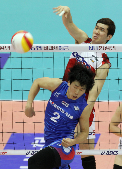 9일 수원실내체육관에서 벌어진 NH 농협 2010-2011 프로배구 V리그 남자부 대한항공과 KEPCO45의 경기에서  KEPCO45 박준범(뒤)이 대한항공 세터 한선수에 앞서 길게 리시브된 볼을 스파이크 하고 있다.