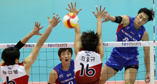 9일 수원실내체육관에서 벌어진 NH 농협 2010-2011 프로배구 V리그 남자부 대한항공과 KEPCO45의 경기에서 대한항공 김학민(뒤)이 KEPCO45 방신봉.최일규의 블로킹을 앞에 두고 스파이크를 날리고 있다.