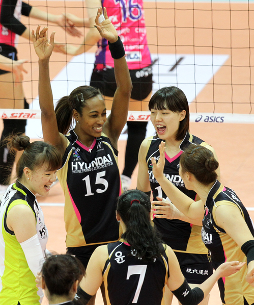 9일 수원실내체육관에서 벌어진 NH 농협 2010-2011 프로배구 V리그 여자부 흥국생명과 현대건설의 경기에서 현대건설 선수들이 포인트를 따낸 뒤 함께 기뻐하고 있다. 현대건설 세트 스코어 3대1 승.