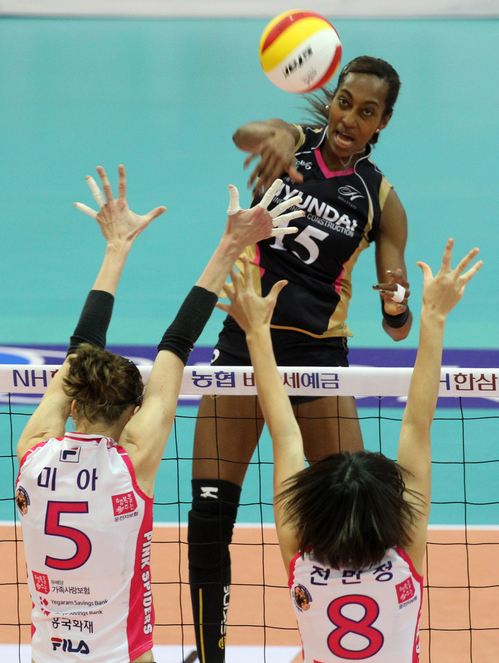 9일 수원실내체육관에서 벌어진 NH 농협 2010-2011 프로배구 V리그 여자부 흥국생명과 현대건설의 경기에서 현대건설 케니(뒤)가 흥국생명 미아.전민정의 블로킹을 앞에 두고 스파이크를 날리고 있다.