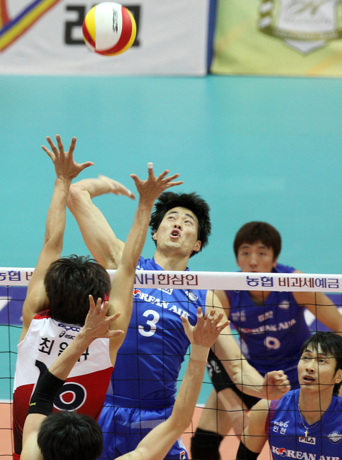 9일 수원실내체육관에서 벌어진 NH 농협 2010-2011 프로배구 V리그 남자부 대한항공과 KEPCO45의 경기에서 대한항공 신경수(뒤)가 KEPCO45 최일규의 블로킹을 앞에 두고 스파이크를 날리고 있다.