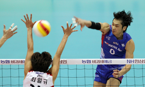 9일 수원실내체육관에서 벌어진 NH 농협 2010-2011 프로배구 V리그 남자부 대한항공과 KEPCO45의 경기에서 대한항공 김학민(뒤)이 KEPCO45 최일규의 블로킹을 앞에 두고 스파이크를 날리고 있다.