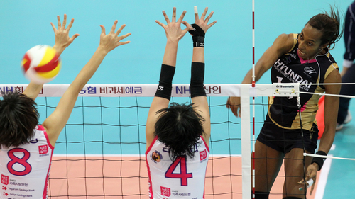9일 수원실내체육관에서 벌어진 NH 농협 2010-2011 프로배구 V리그 여자부 흥국생명과 현대건설의 경기에서 현대건설 케니(뒤)가 흥국생명 전민정(왼쪽).김사니의 블로킹을 앞에 두고 스파이크를 날리고 있다.
