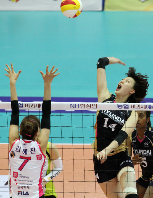 9일 수원실내체육관에서 벌어진 NH 농협 2010-2011 프로배구 V리그 여자부 흥국생명과 현대건설의 경기에서 현대건설 양효진(오른쪽)이 흥국생명 김혜진의 블로킹을 앞에 두고 스파이크를 날리고 있다.