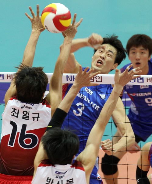 9일 수원실내체육관에서 벌어진 NH 농협 2010-2011 프로배구 V리그 남자부 대한항공과 KEPCO45의 경기에서 대한항공 신경수(뒤)의 스파이크를 KEPCO45 최일규.방신봉이 좌우가 아닌 전후로 블로킹하고 있다.