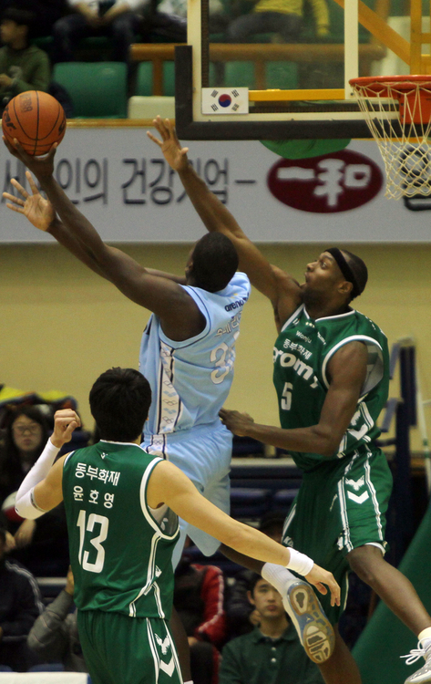 9일 오후 원주 치악체육관에서 열린 프로농구 원주 동부와 울산 모비스 경기에서 모비스 맥페리건(왼쪽)이 동부 벤슨의 수비를 피해 슛을 하고 있다.